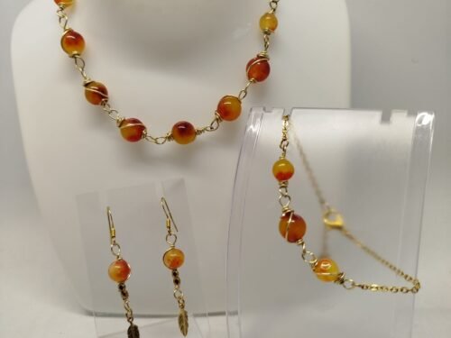parure soigneusement créé avec des pierres naturelles Jaspe Orange qui sont entourées de fil aluminium couleur doré. La chaîne est en acier inoxydable couleur doré