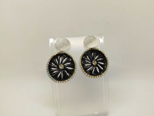 paires de boucles d’oreilles en capsules de café noirs avec bande de strass autour et strass au centre paires de boucles d'oreilles en capsules de café noirs avec bande de strass autour et strass au centre