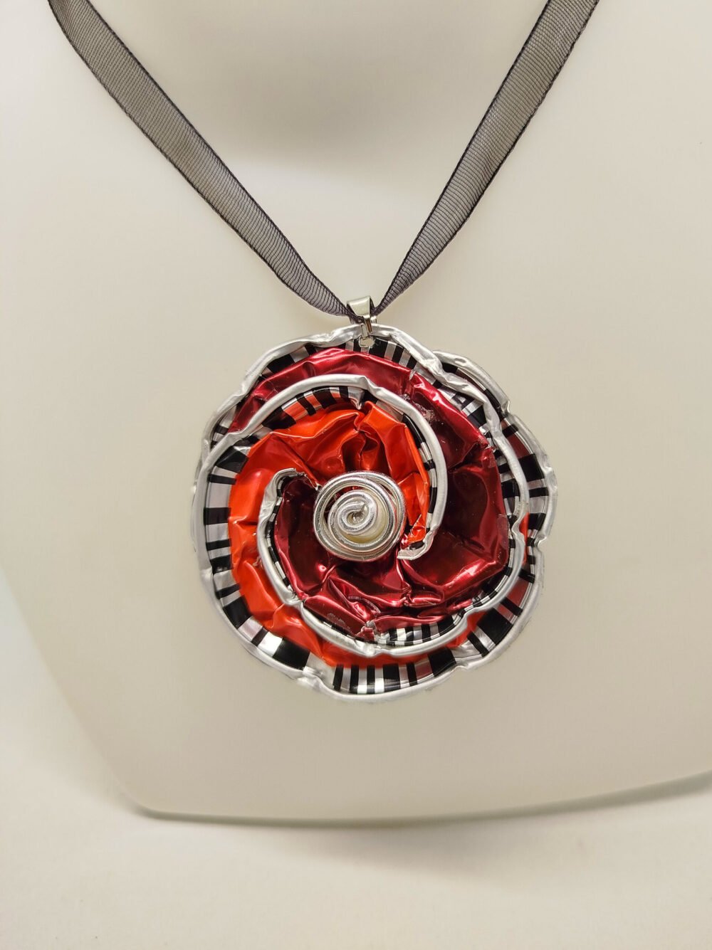 pendentif bicolore créé en forme de fleur et perle nacré au centre collier en organza noir avec fermoir réglable