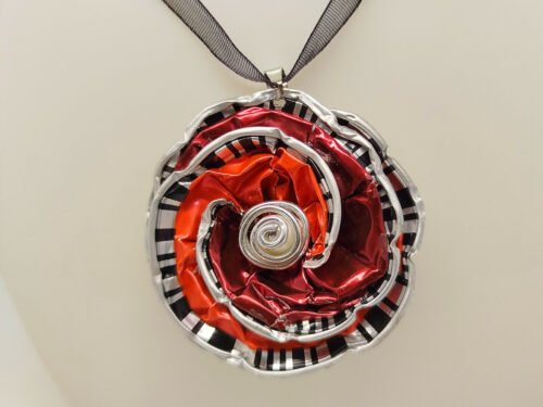 pendentif bicolore créé en forme de fleur et perle nacré au centre collier en organza noir avec fermoir réglable pendentif bicolore créé en forme de fleur et perle nacré au centre collier en organza noir avec fermoir réglable