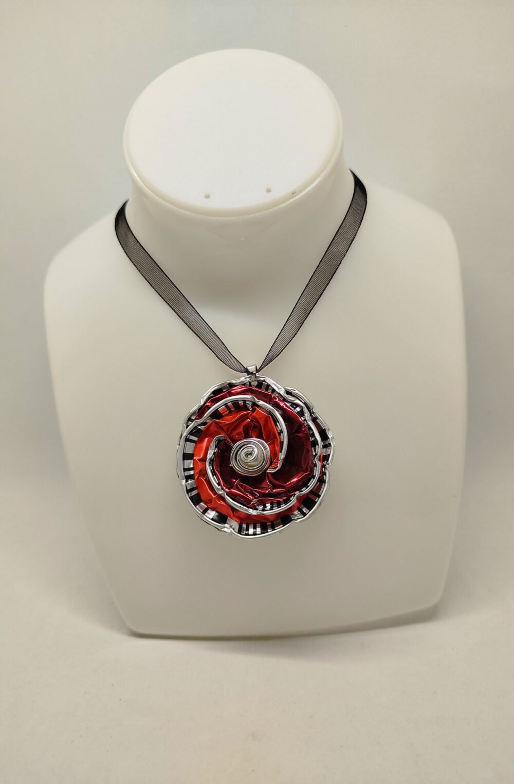 pendentif bicolore créé en forme de fleur et perle nacré au centre collier en organza noir avec fermoir réglable Éco-Responsable