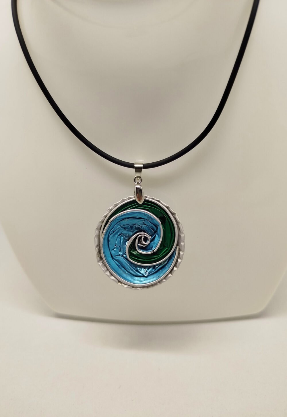 pendentif créé avec des capsules de café bleu en spirales avec collier en caoutchouc noir
