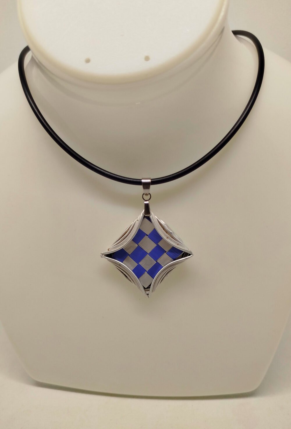 pendentif crée en capsules argentées de café collier en caoutchouc noir fermoir mousqueton