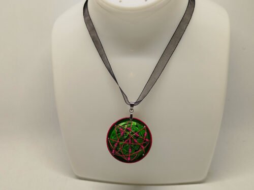 pendentif créé en capsules de café vertes décoré de perles rose et entouré de fil aluminium rose le collier est en organza noir avec fermoir coulissant argenté