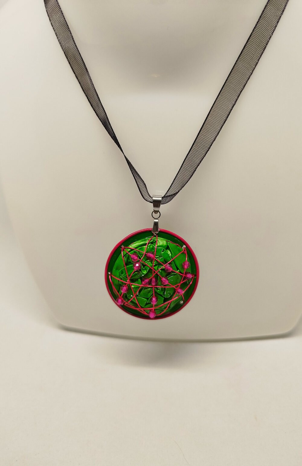 pendentif créé en capsules de café vertes décoré de perles rose et entouré de fil aluminium rose le collier est en organza noir avec fermoir coulissant argenté