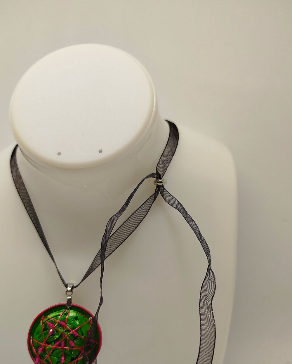 collier est en organza noir avec fermoir coulissant argenté