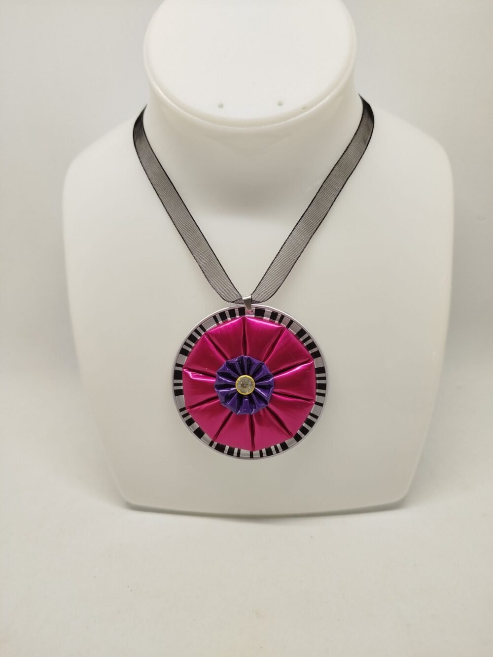 pendentif créé en capsules de café fuchsia et lila au centre collier en organza noir avec fermoir réglable éco responsable
