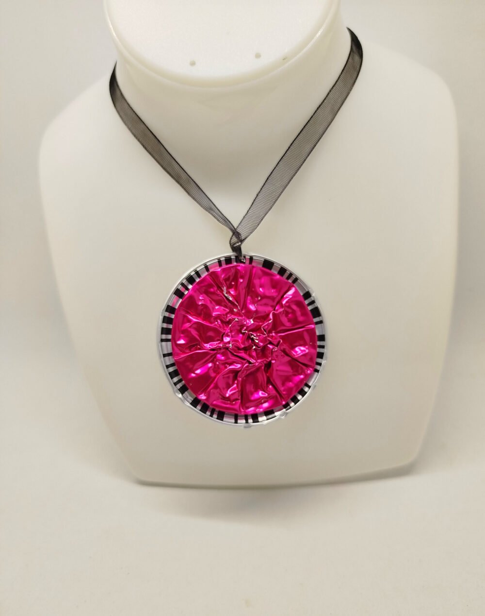 derrière du pendentif créé en capsules de café fuchsia et lila au centre collier en organza noir avec fermoir réglable