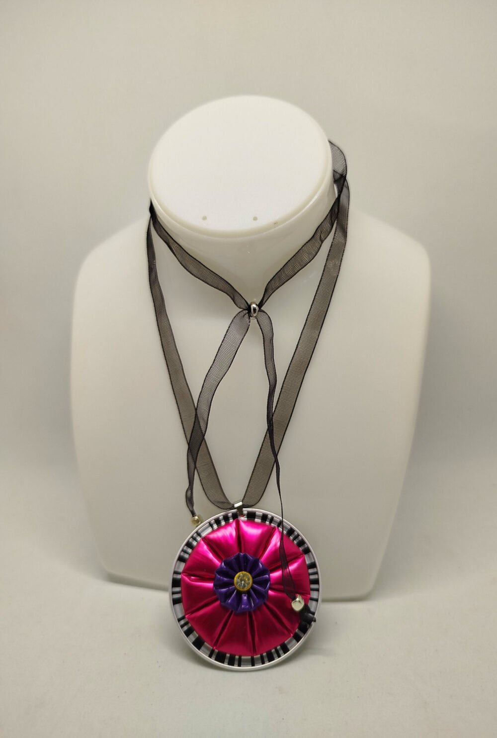 collier en organza noir avec fermoir réglable