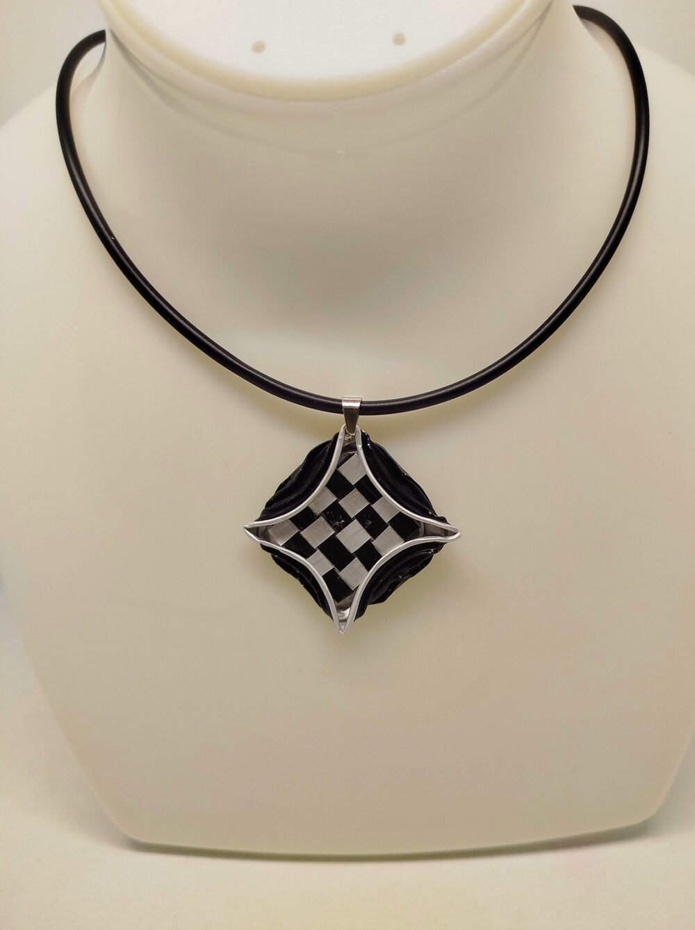 pendentif créé en capsules de café noires collier en caoutchouc noir fermoir mousqueton