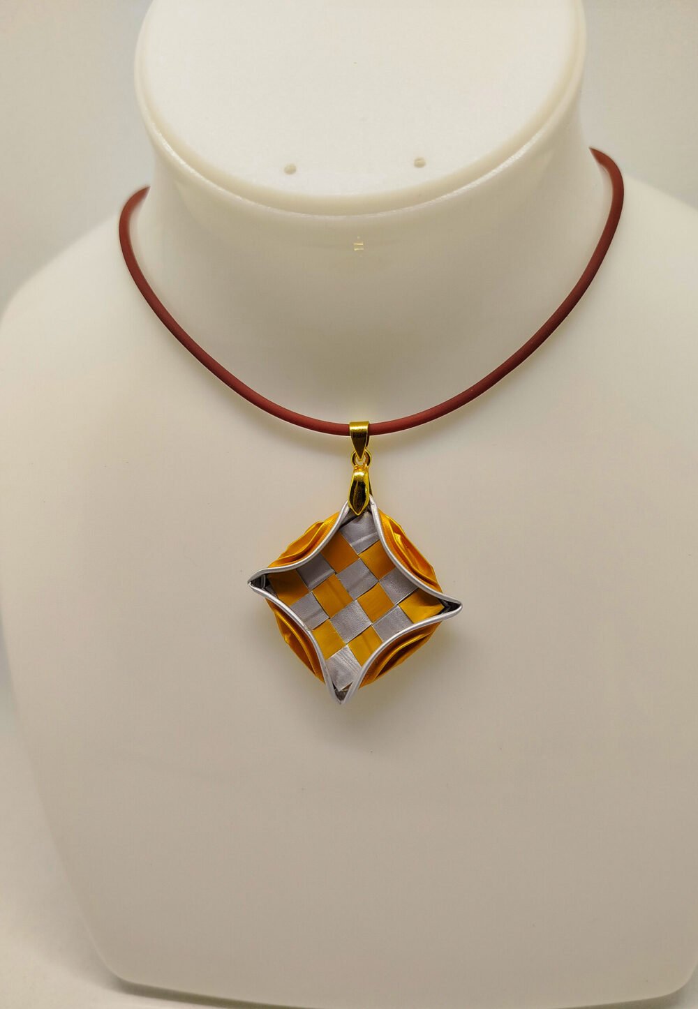 pendentif créé en capsules de café jaunes collier en caoutchouc marron fermoir mousqueton
