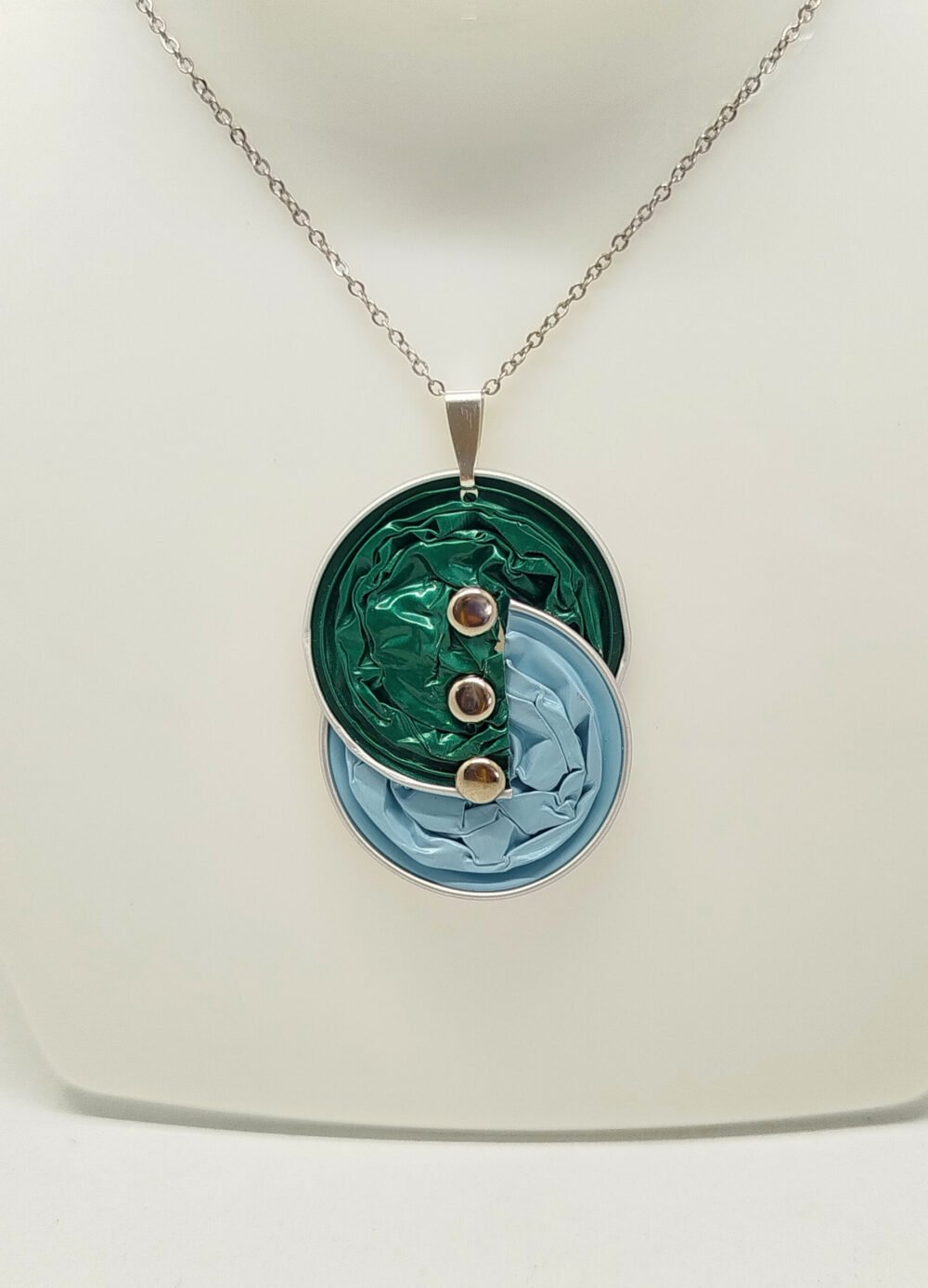 pendentif créé en capsules de café en 2 ton de bleu turquoise et chaîne en acier