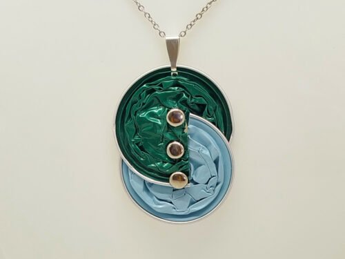 pendentif créé en capsules de café en 2 ton de bleu turquoise et chaîne en acier pendentif créé en capsules de café en 2 ton de bleu turquoise et chaîne en acier