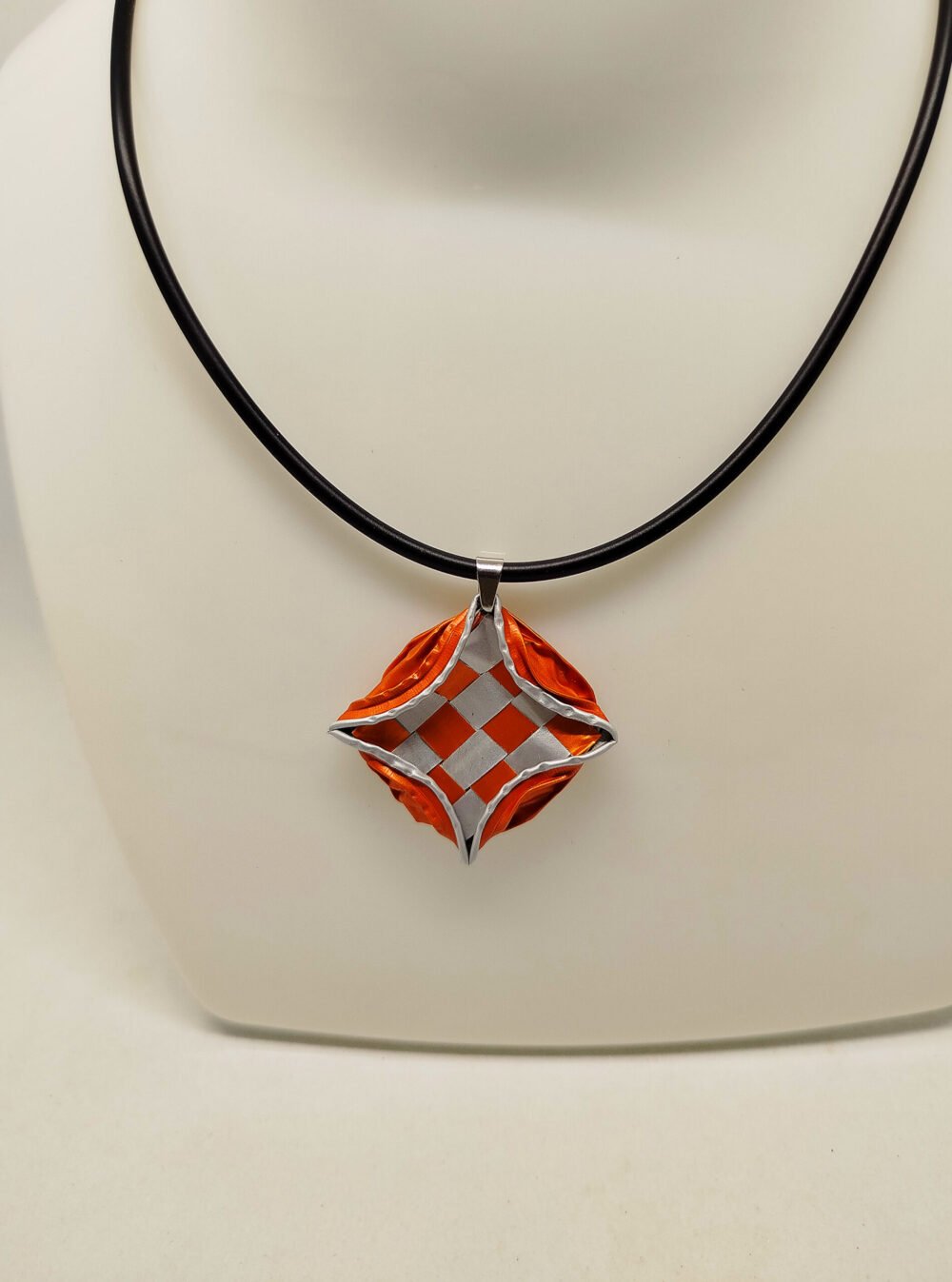 pendentif crée en capsules de café orange collier en caoutchouc noir fermoir mousqueton