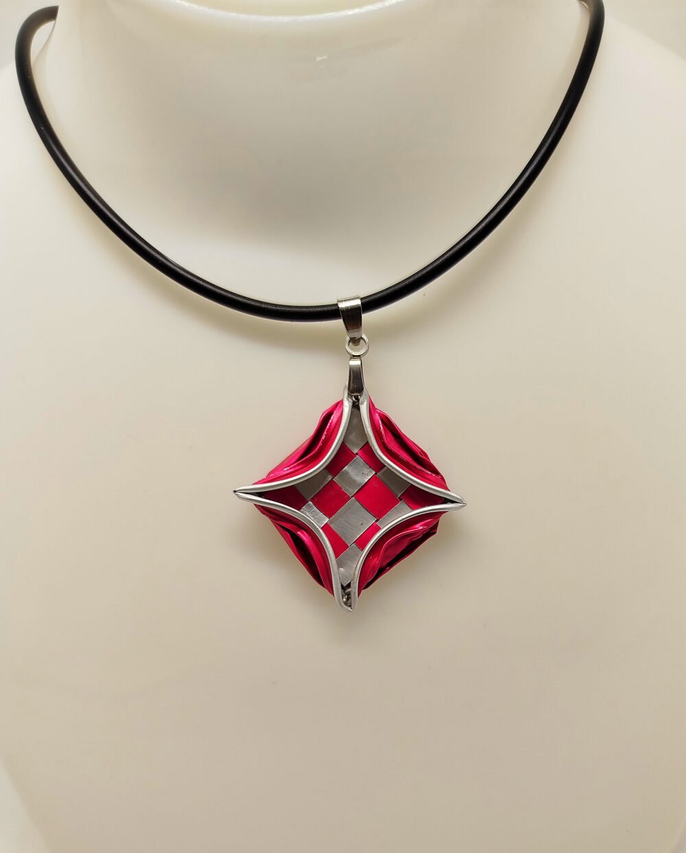 pendentif créé en capsules de café fuchsia collier en caoutchouc noir fermoir mousqueton