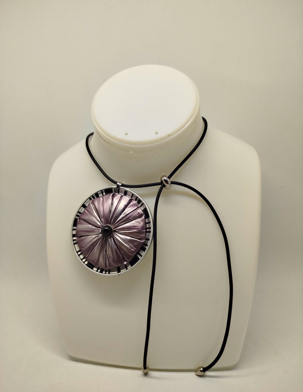 pendentif en capsule de café grise collier en caoutchouc noir et fermoir réglable