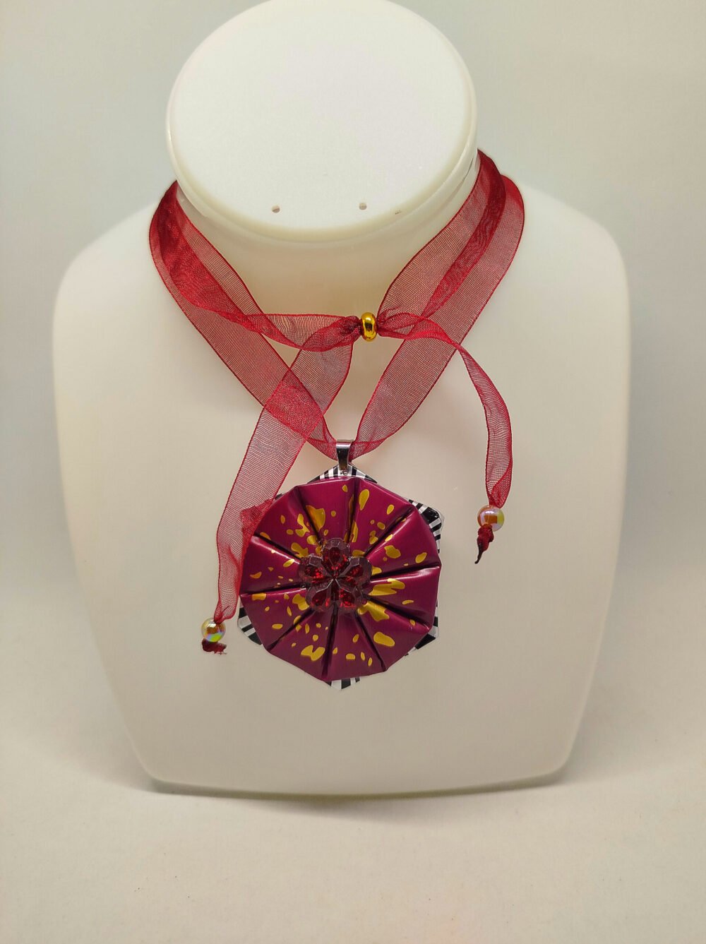 pendentif en capsule de café rouge bordeaux collier en organza couleur bordeaux et fermoir réglable éco responsable