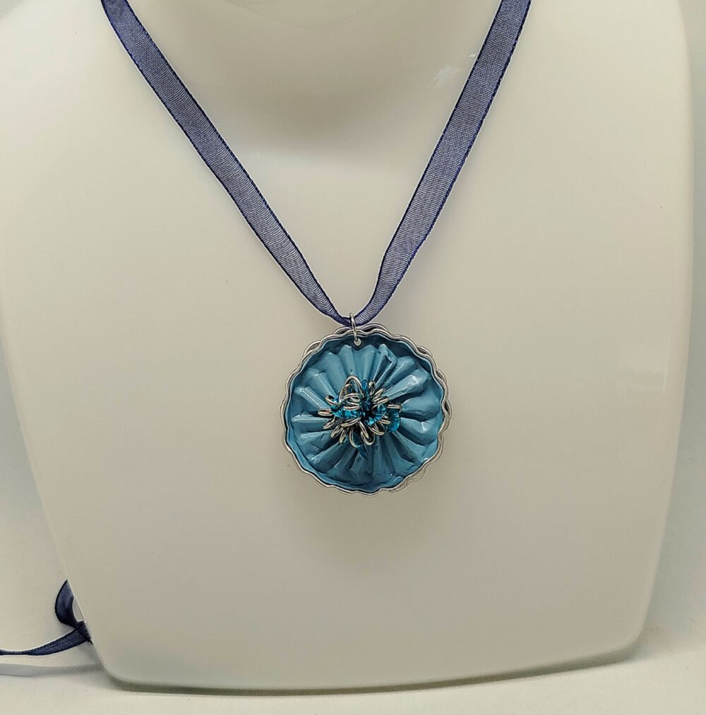 pendentif en capsules de café bleu clair et brillants au centre collier en organza bleu