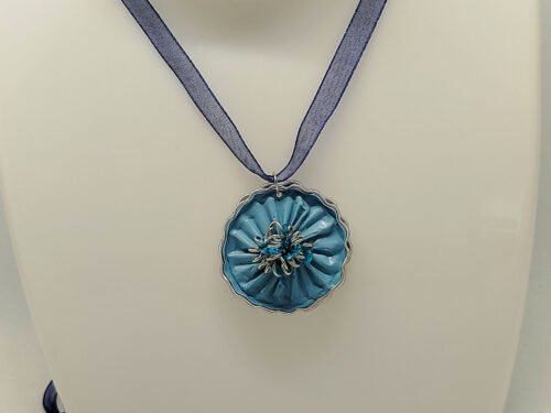 pendentif en capsules de café bleu clair et brillants au centre collier en organza bleu