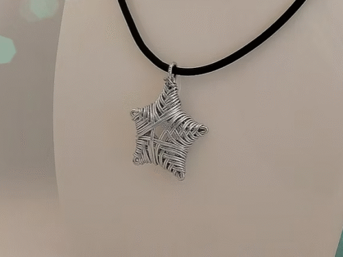 pendentif-étoile-en-fil-aluminium-argente-collier-caoutchouc-noir-