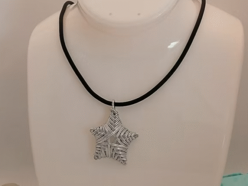 pendentif-etoile-en-fil-aluminium-argente-collier-caoutchouc-noir-