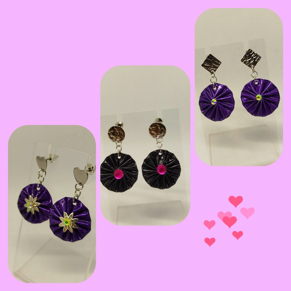 plusieurs boucles d'oreilles créées en capsules de café en violet et noir avec petit strass au centre