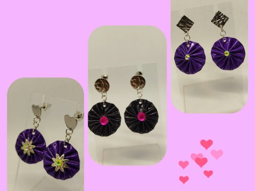 plusieurs boucles d'oreilles créées en capsules de café en violet et noir avec petit strass au centre