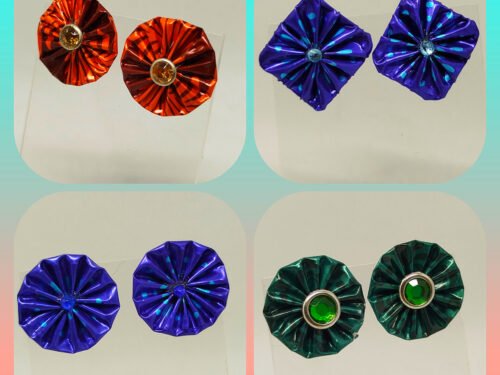 plusieurs clous d'oreilles créées en capsules de café avec petits strass au centre