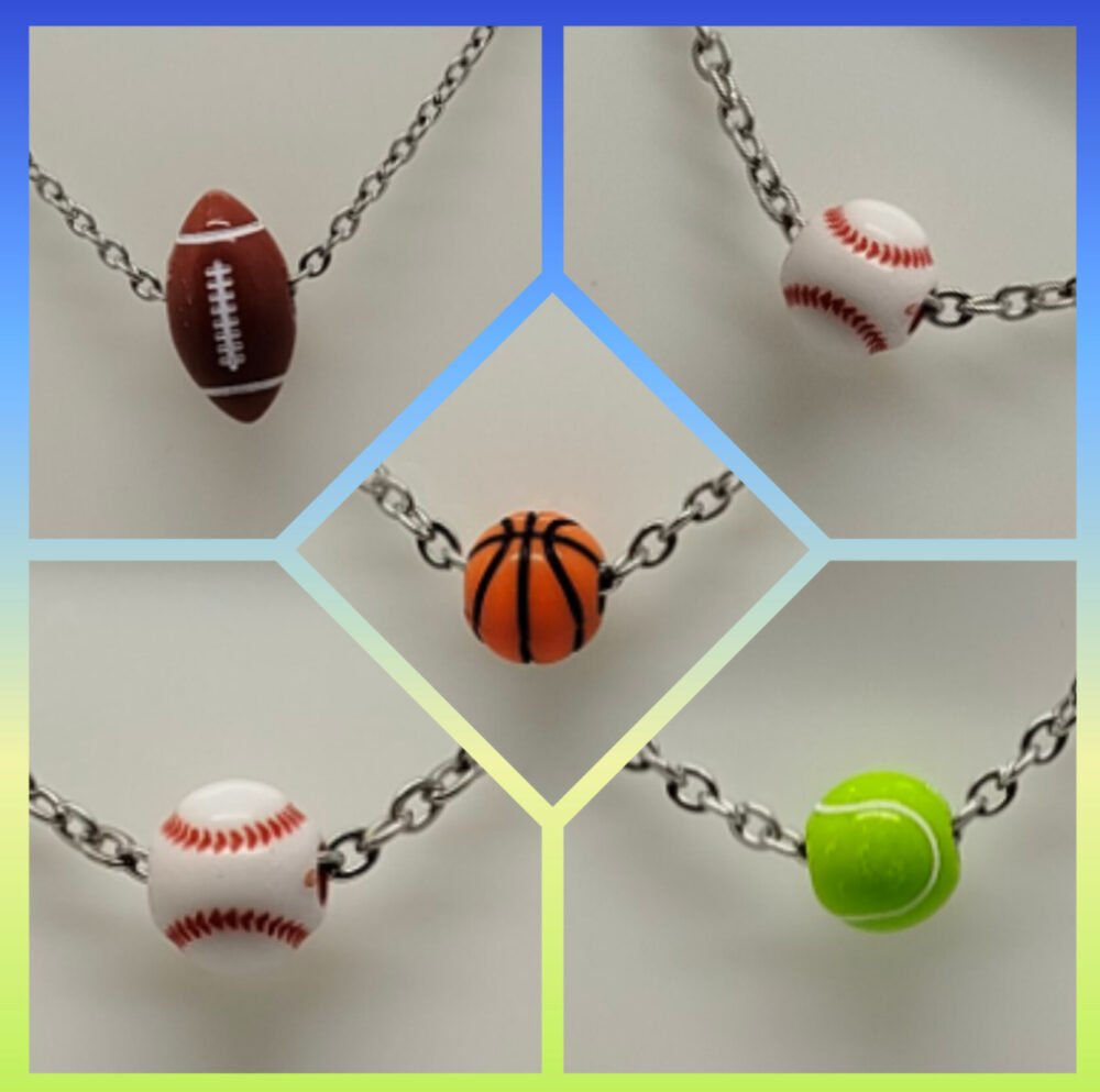 plusieurs colliers à maillons et différentes breloques de sport football rugby bijoux fait main