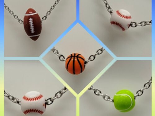 plusieurs colliers à maillons et différentes breloques de sport football rugby bijoux fait main