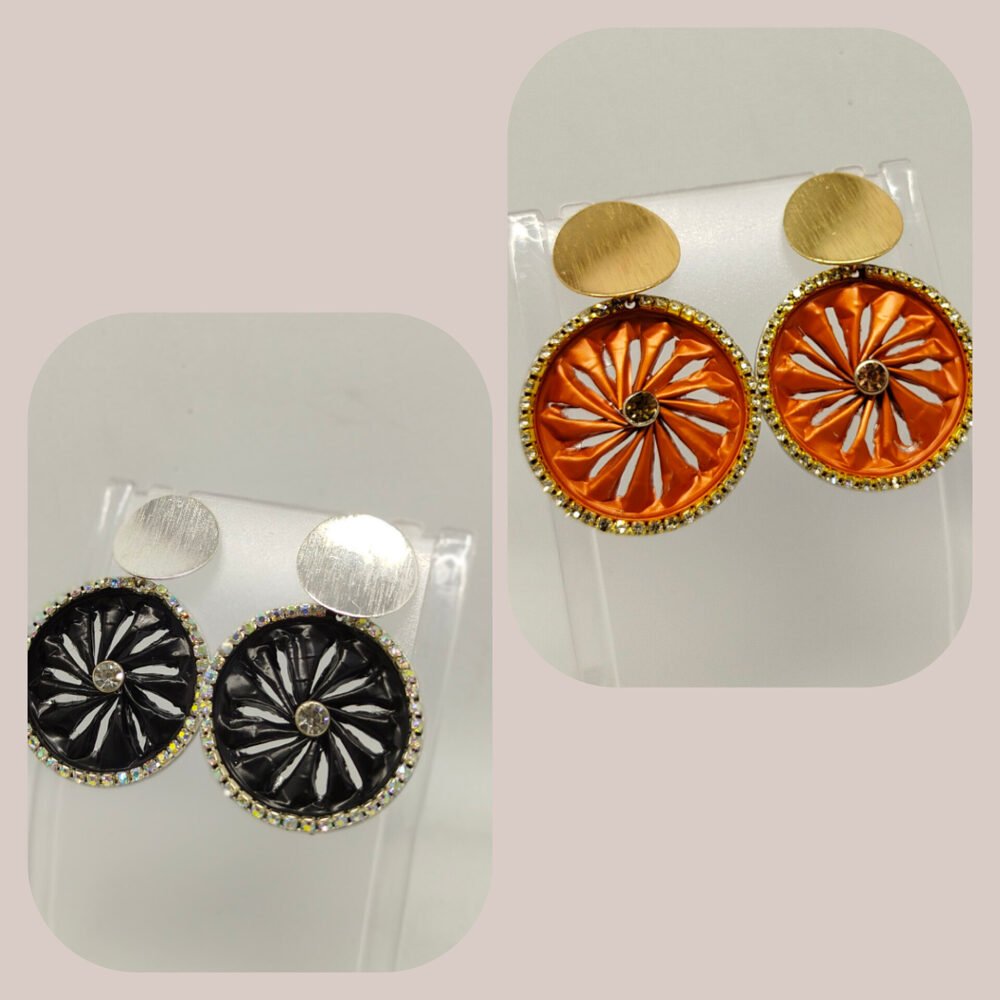 plusieurs paires de boucles d'oreilles en capsules de café avec bande de strass autour et strass au centre