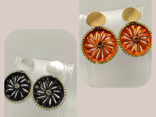 plusieurs paires de boucles d'oreilles en capsules de café avec bande de strass autour et strass au centre