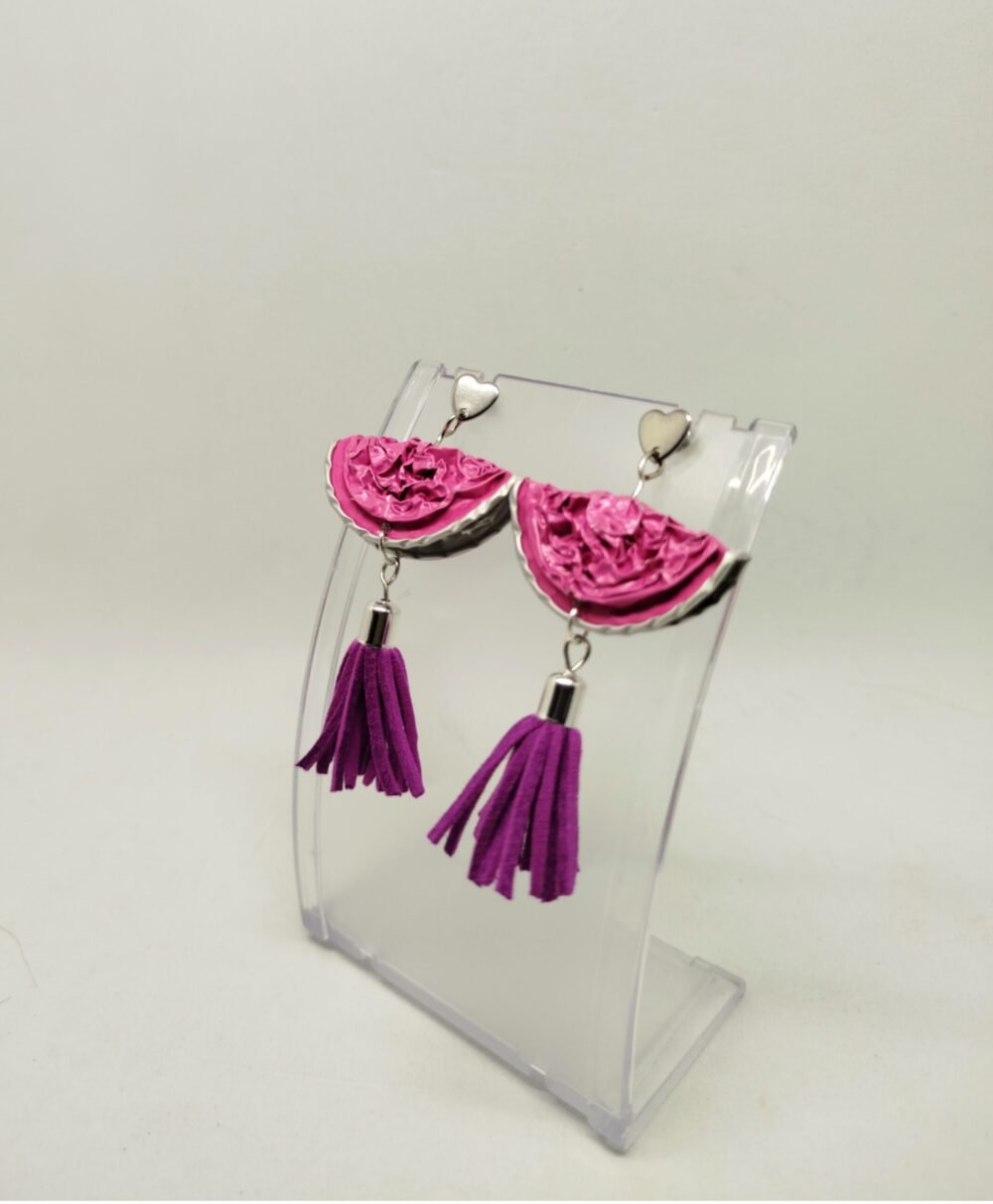 boucles d'oreilles en capsules de café rose avec pompon violet fixé dessous
