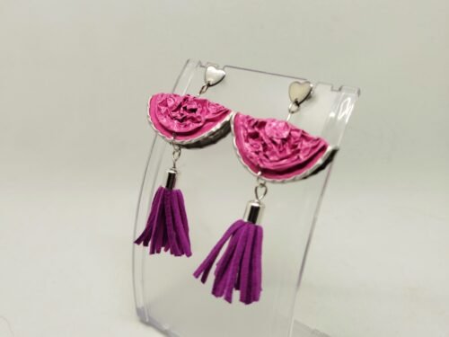 boucles d’oreilles en capsules de café rose avec pompon violet fixé dessous boucles d'oreilles en capsules de café rose avec pompon violet fixé dessous