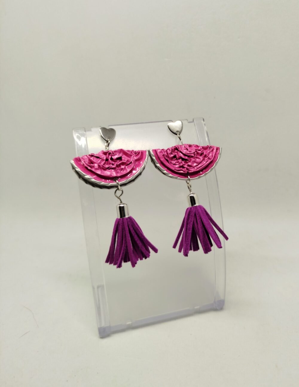 boucles d'oreilles en capsules de café rose avec pompon violet fixé dessous