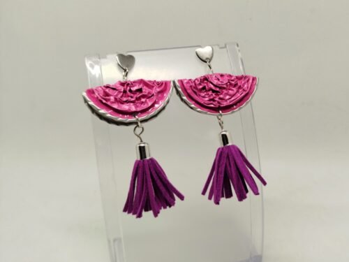 boucles d'oreilles en capsules de café rose avec pompon violet fixé dessous