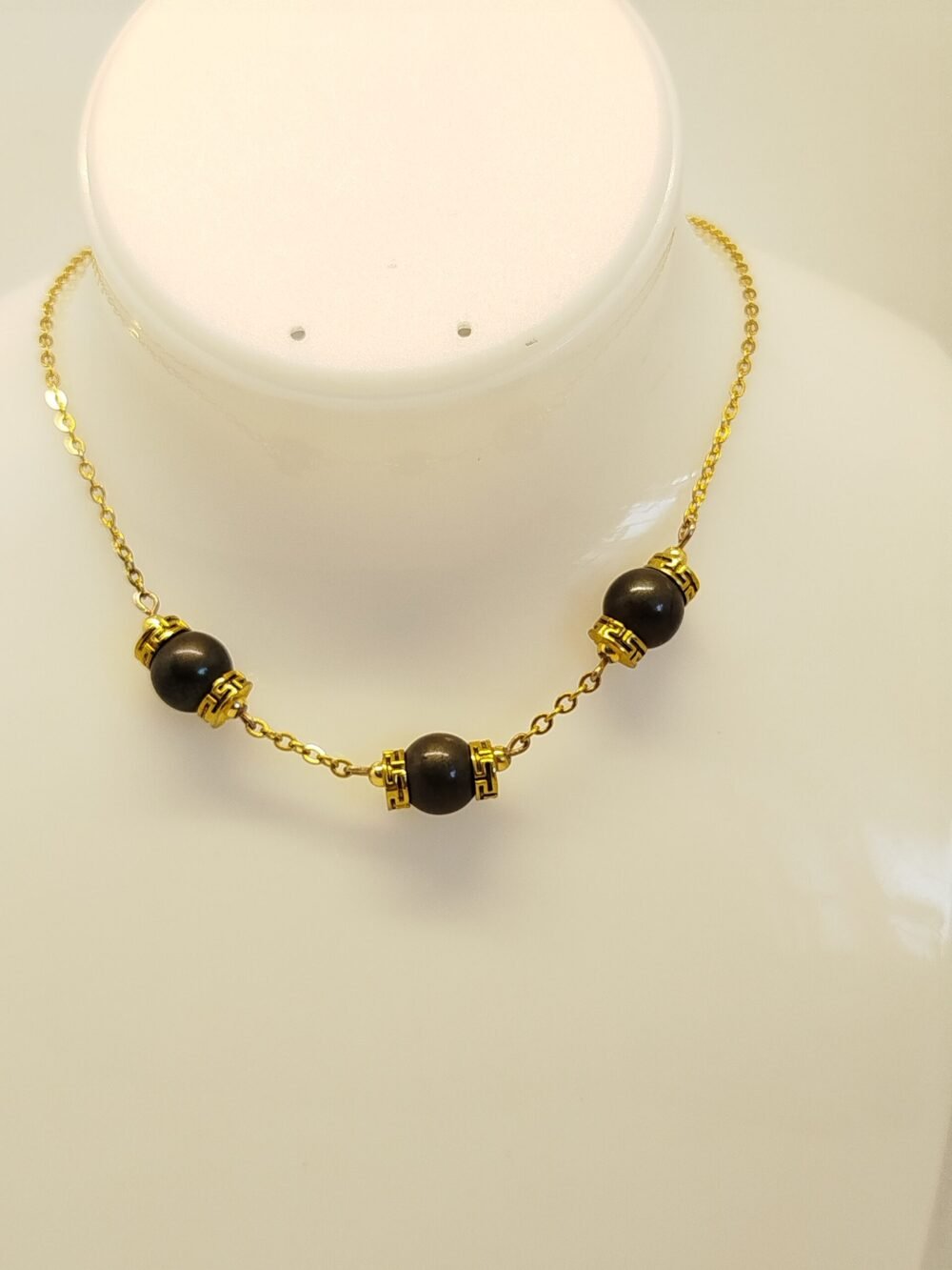 ce collier est réalisé avec des pierres naturelles Pyrite des breloques dorées et assemblées avec des chaînes en acier inoxydable.
