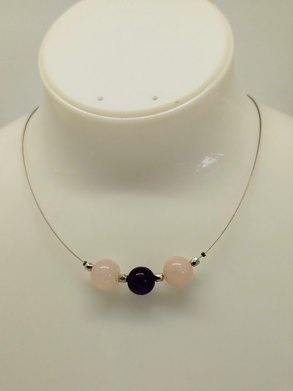 pierres quartz rose et améthyste fixées sur câble à bijoux