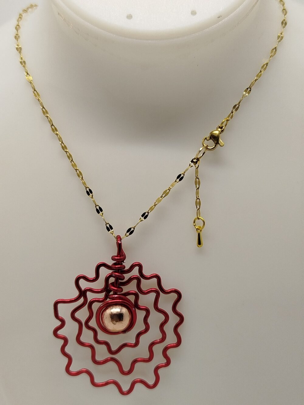 pendentif 4 cm rouge pierre hématite au centre chaîne en acier doré fermoir mousqueton