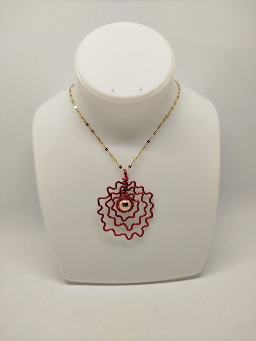 pendentif 4 cm argenté pierre calcédoine au centre chaîne en acier doré