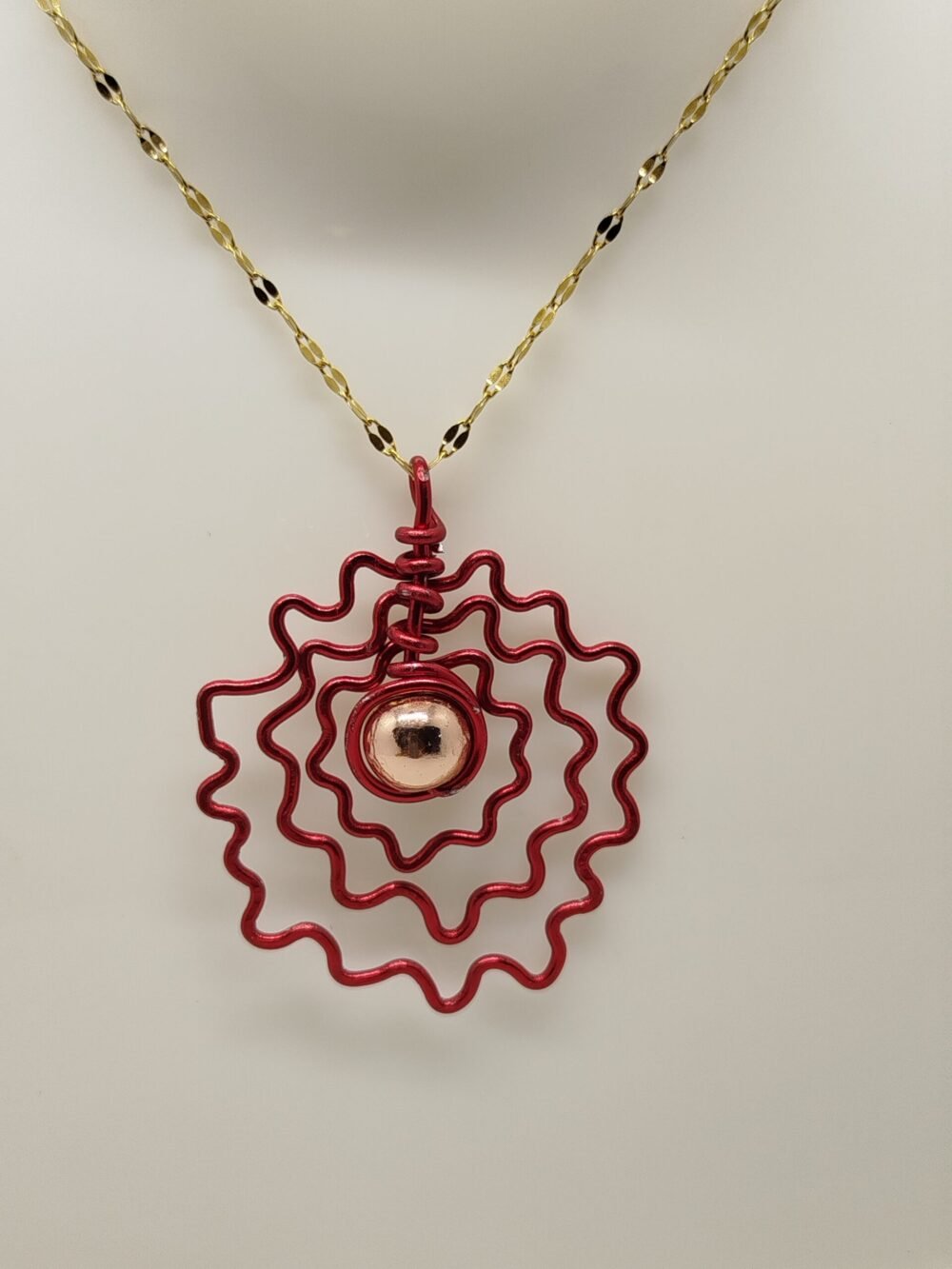 pendentif 4 cm argenté pierre calcédoine au centre chaîne en acier doré