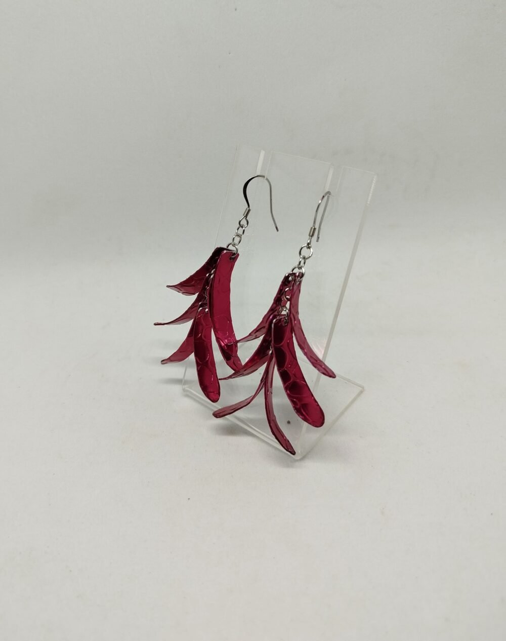 boucles d'oreilles réalisées avec du fil aluminium plat couleur rouge motif crocodile, suspendu à des crochets d'oreilles hypoallergéniques.