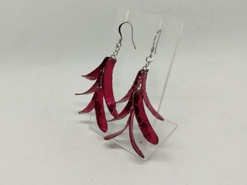 boucles d'oreilles réalisées avec du fil aluminium plat couleur rouge motif crocodile, suspendu à des crochets d'oreilles hypoallergéniques.