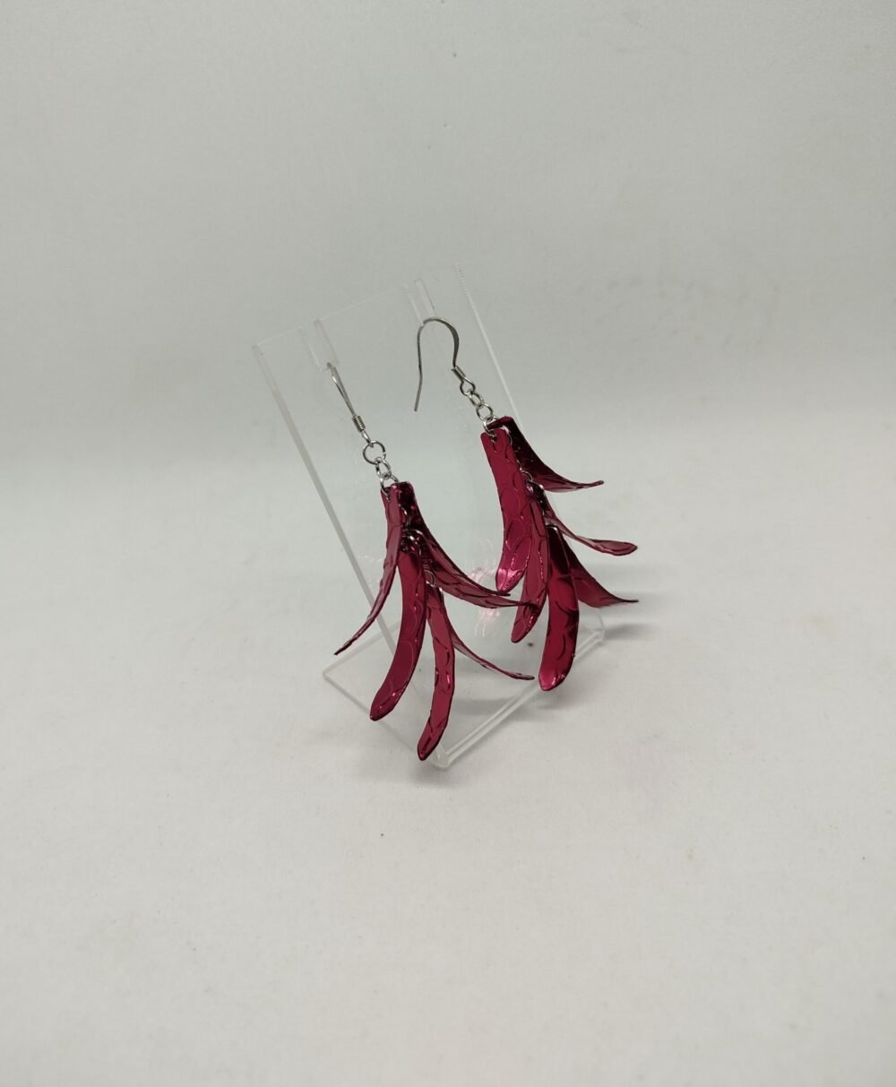 boucles d'oreilles réalisées avec du fil aluminium plat couleur rouge motif crocodile, suspendu à des crochets d'oreilles hypoallergéniques.