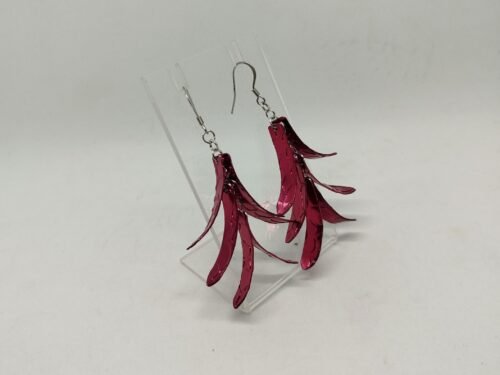 boucles d'oreilles réalisées avec du fil aluminium plat couleur rouge motif crocodile, suspendu à des crochets d'oreilles hypoallergéniques.