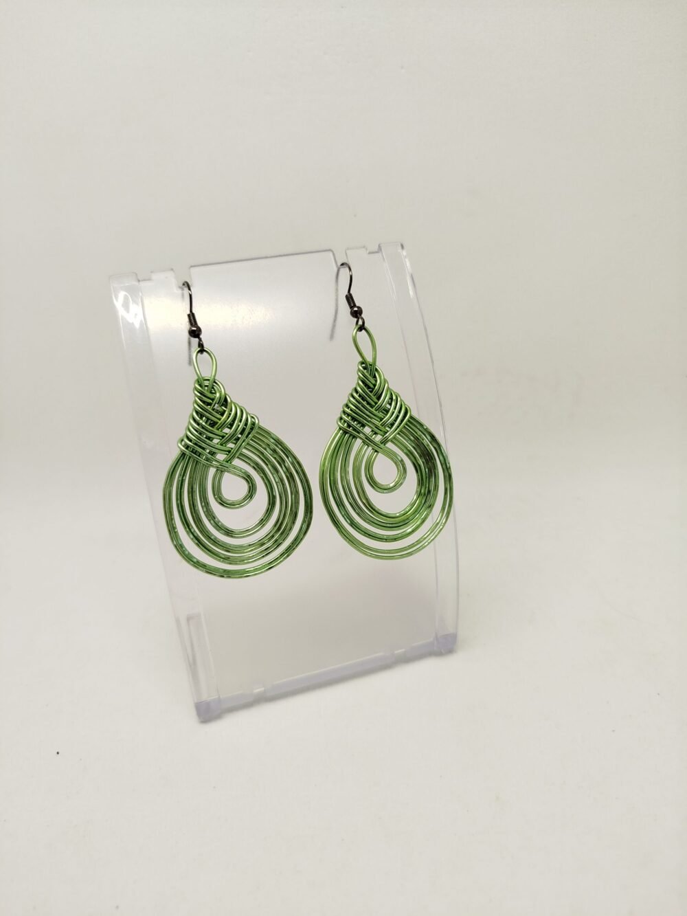 boucles d'oreilles créées en fil aluminium vert clair martelé en forme de goutte