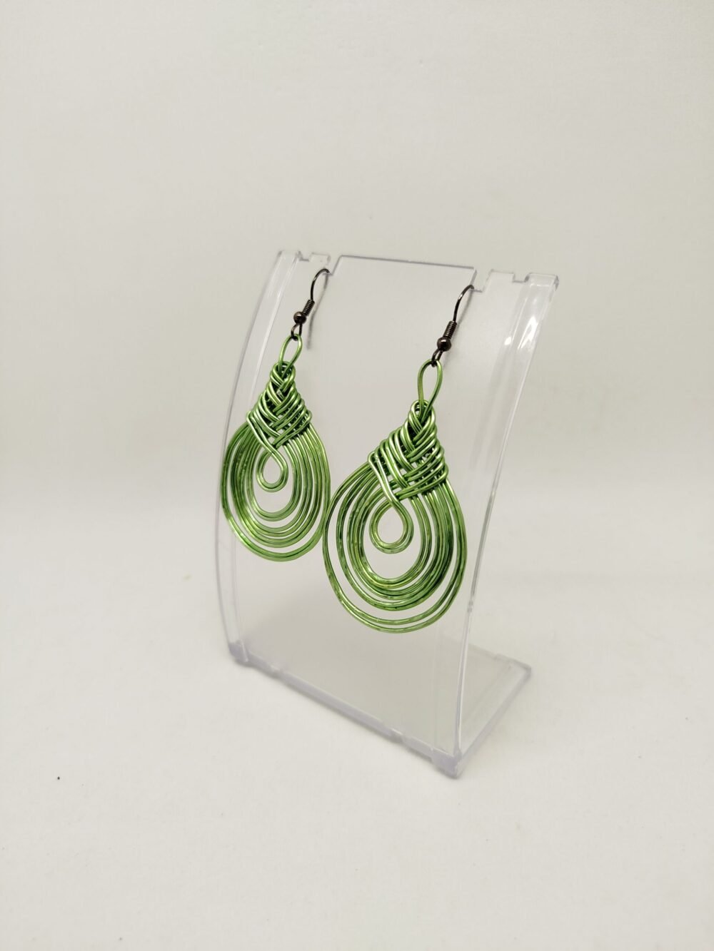 boucles d'oreilles créées en fil aluminium vert clair martelé en forme de goutte