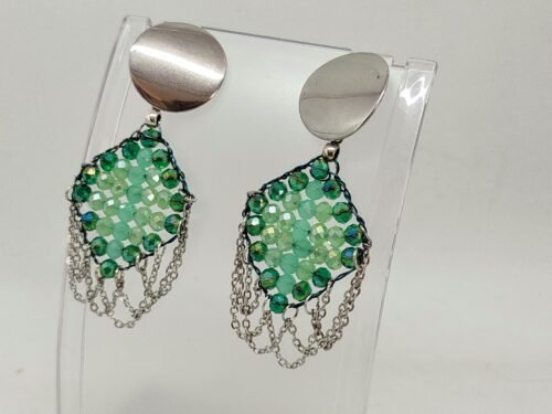 clous d’oreilles en acier boucles à perles à facettes vertes avec petites chaînes argentées clous d'oreilles en acier boucles à perles à facettes vertes avec petites chaînes argentées