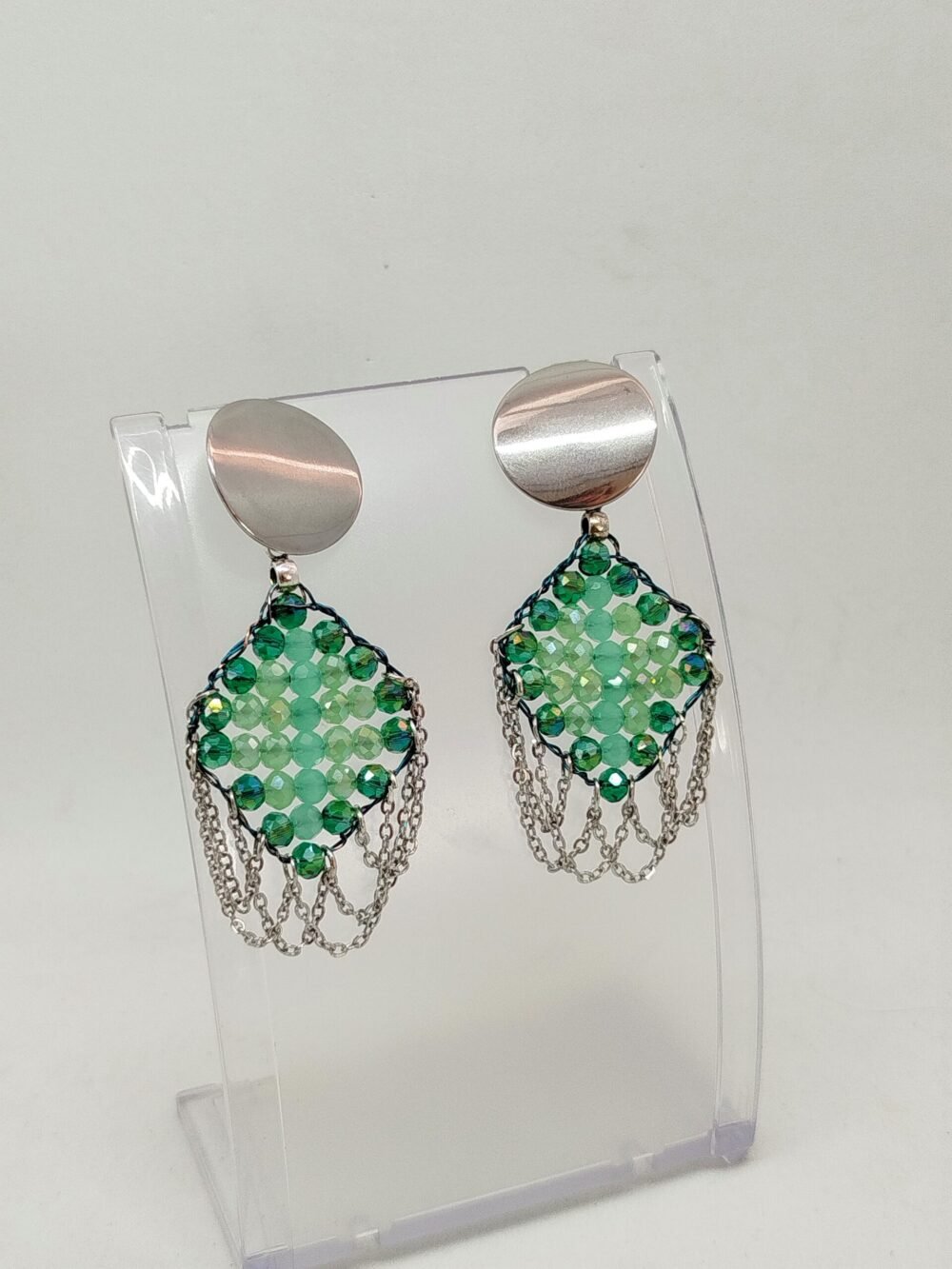 clous d'oreilles en acier boucles à perles à facettes vertes avec petites chaînes argentées