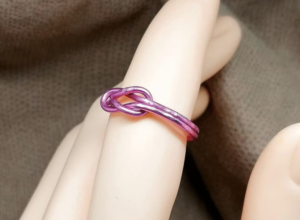magnifique bague très délicate en fil aluminium rose